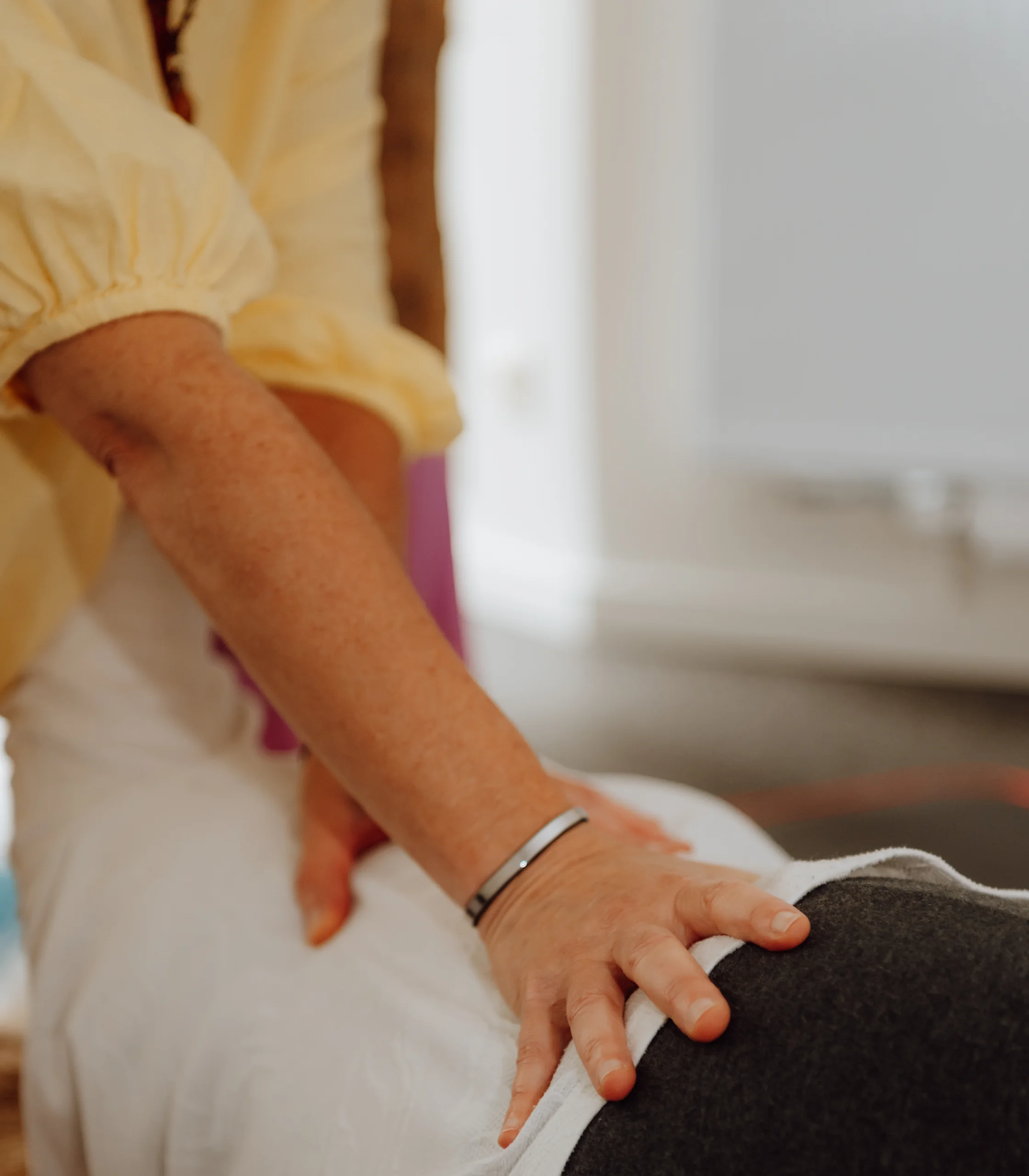 Osteothai sessie - aanraking op de rug