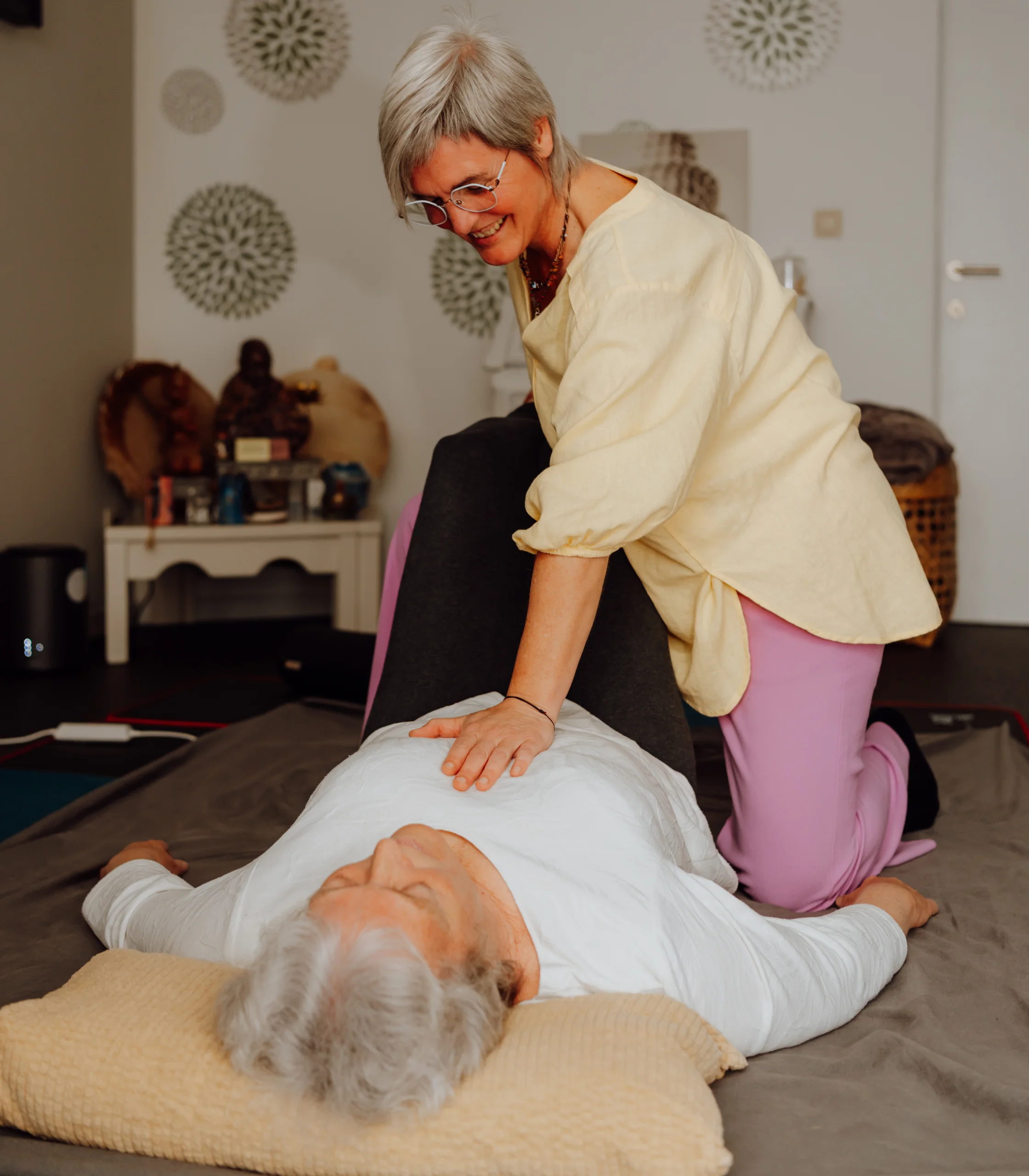 Osteothai sessie in de praktijkruimte